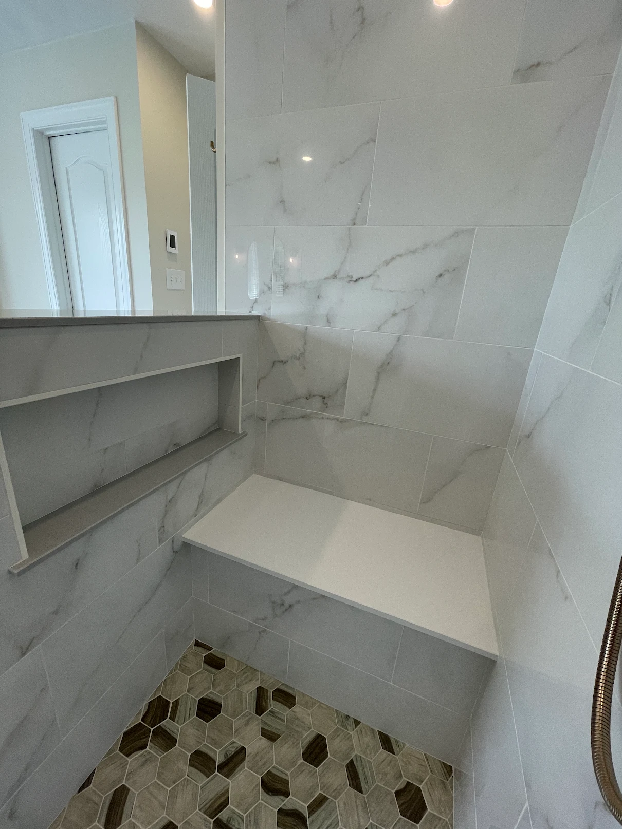Shower bench with patterned floor